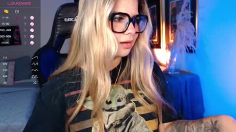 Snapshot of avrill_morgan chatting on December 9, 4:58 pm Avrill Morgan online show from December 9, 4:58 pm
