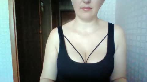 awesomeladyy online show from May 5, 8:17 am