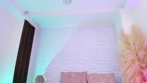 aylinlove_ online show from June 18, 11:48 am