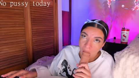 Snapshot of aylinnzambrano_ chatting on October 1, 11:15 am Aylin online show from October 1, 11:15 am