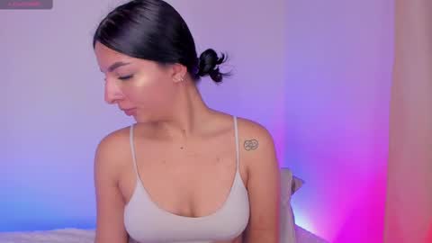 Snapshot of aylinnzambrano_ chatting on February 22, 5:02 am Aylin online show from February 22, 5:02 am