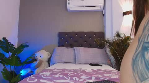 Snapshot of azaria_w chatting on October 1, 7:19 pm Adriana online show from October 1, 7:19 pm