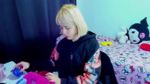 Azu Moure online show from March 2, 4:12 am