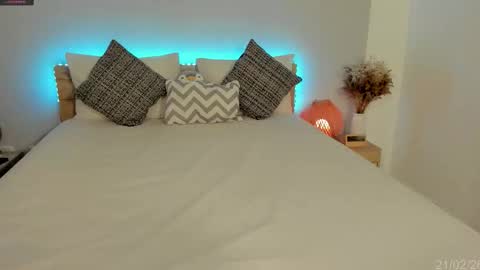 itzell  online show from February 22, 12:00 am