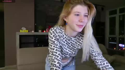 Snapshot of bella_amoury chatting on March 10, 6:12 pm Bella online show from March 10, 6:12 pm