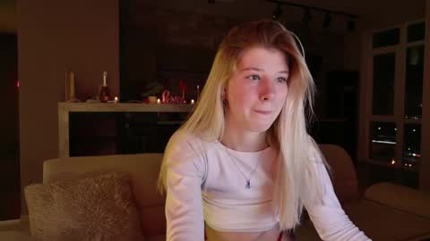 Snapshot of bella_amoury chatting on February 24, 7:19 pm Bella online show from February 24, 7:19 pm