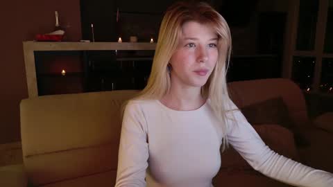 Snapshot of bella_amoury chatting on February 11, 9:25 pm Bella online show from February 11, 9:25 pm
