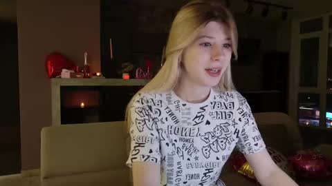 Snapshot of bella_amoury chatting on February 16, 6:54 pm Bella online show from February 16, 6:54 pm
