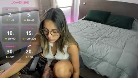 bella_blue_ online show from October 15, 6:32 pm