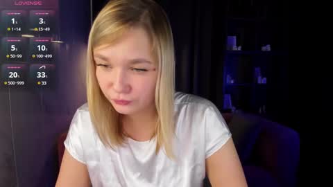 Snapshot of bella_cosmos chatting on December 22, 5:12 am Bella online show from December 22, 5:12 am