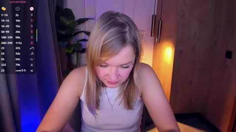 Snapshot of bella_cosmos chatting on October 18, 5:43 am Bella online show from October 18, 5:43 am