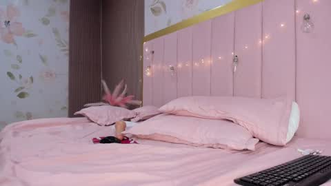 Mia online show from September 12, 4:58 pm