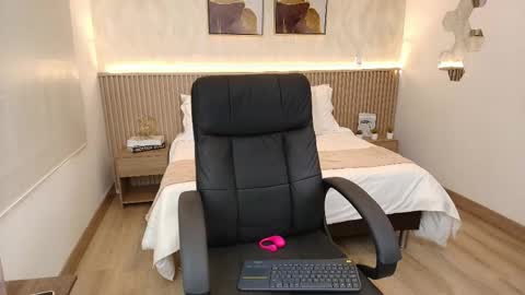 bella_millers online show from April 29, 7:19 pm