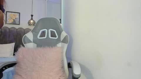bella_peach_ online show from May 2, 3:54 am