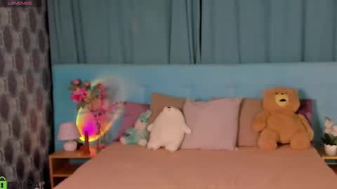 Snapshot of bella_stewartt chatting on October 15, 12:57 am Bella online show from October 15, 12:57 am