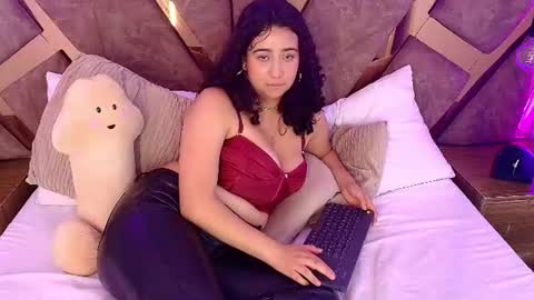 Bella Swwan  online show from June 19, 6:33 pm