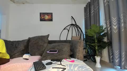 Bella sweetpea online show from May 2, 5:55 am