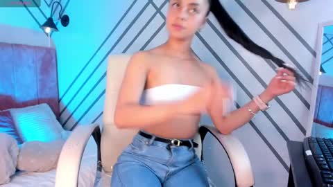 Snapshot of bella_walker_ chatting on March 7, 1:29 pm BELLA online show from March 7, 1:29 pm