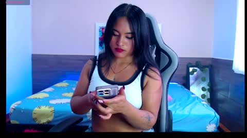 bella_warzon online show from April 27, 8:39 pm