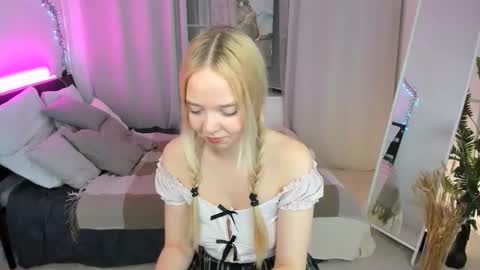Snapshot of bellamontgomery chatting on October 16, 10:12 pm Bella online show from October 16, 10:12 pm