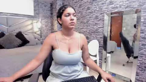 Snapshot of bellybigboobs chatting on October 8, 4:11 pm Belly online show from October 8, 4:11 pm
