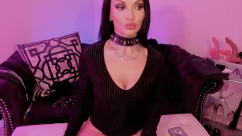 Snapshot of bettybishop chatting on February 24, 1:11 am NatashaxoBangs online show from February 24, 1:11 am
