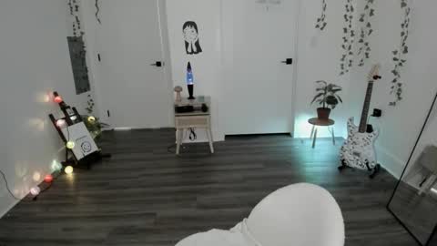 Ella online show from December 13, 8:37 pm