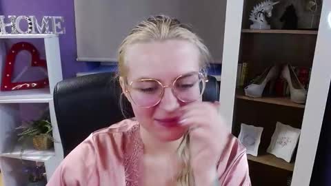 Z O E Y online show from February 3, 6:22 am