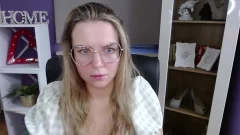 Z O E Y online show from November 6, 5:57 am