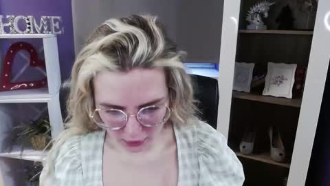 Z O E Y online show from March 11, 6:06 am