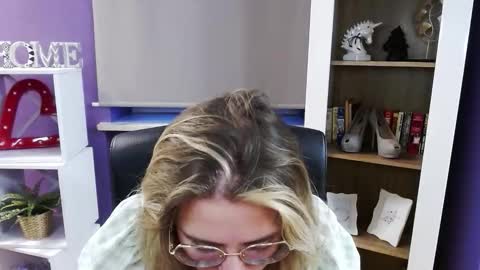 Z O E Y online show from November 20, 6:36 am