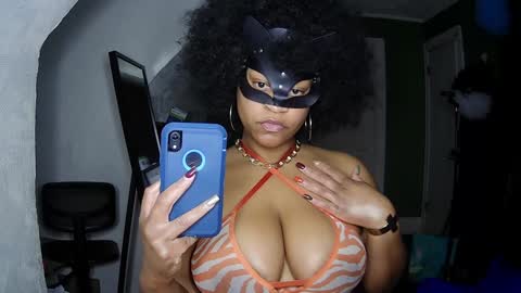 Snapshot of blacksirenqueen chatting on December 17, 2:12 am Queen Siren online show from December 17, 2:12 am