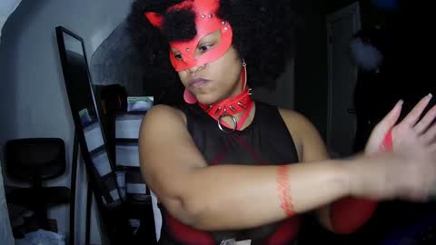 Snapshot of blacksirenqueen chatting on December 10, 1:43 am Queen Siren online show from December 10, 1:43 am