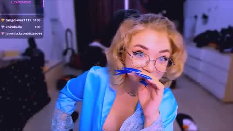 Nicole online show from October 31, 7:12 am