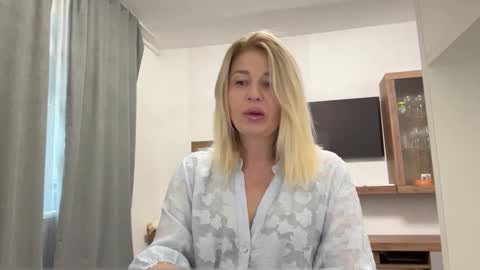 Snapshot of blondie_xoxoxo chatting on October 1, 9:14 am blondie_xoxoxo online show from October 1, 9:14 am