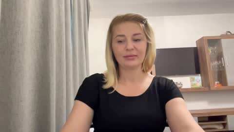 Snapshot of blondie_xoxoxo chatting on September 18, 9:19 am blondie_xoxoxo online show from September 18, 9:19 am