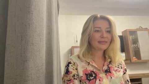 Snapshot of blondie_xoxoxo chatting on September 16, 8:44 am blondie_xoxoxo online show from September 16, 8:44 am