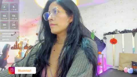 Snapshot of blue_tay1 chatting on October 19, 1:02 pm blue_tay1 online show from October 19, 1:02 pm