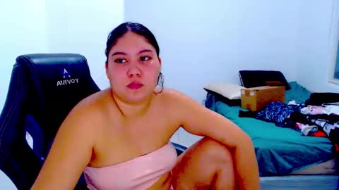 Snapshot of blumbum chatting on September 11, 11:16 pm Hey guysI am BrendaWelcome my room online show from September 11, 11:16 pm