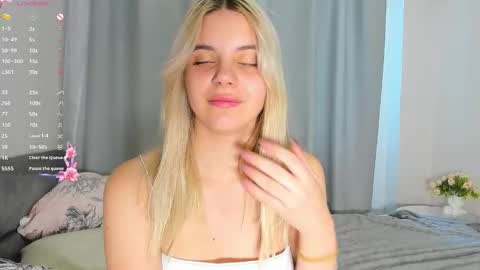 Snapshot of blushkitty chatting on October 4, 7:25 am Chloe online show from October 4, 7:25 am