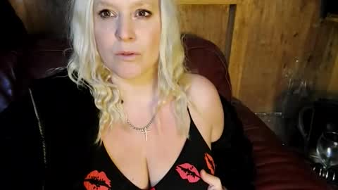 bouncybella28 online show from November 10, 9:37 am