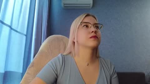 Snapshot of brandy__stars chatting on October 18, 3:42 am Belle online show from October 18, 3:42 am