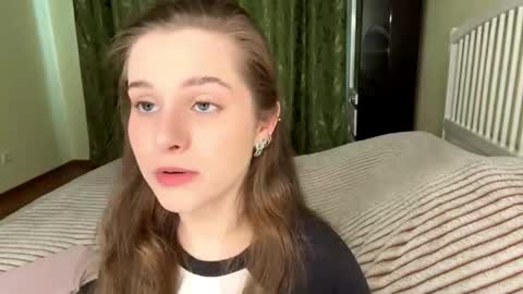 brielleroberts online show from March 23, 8:20 am