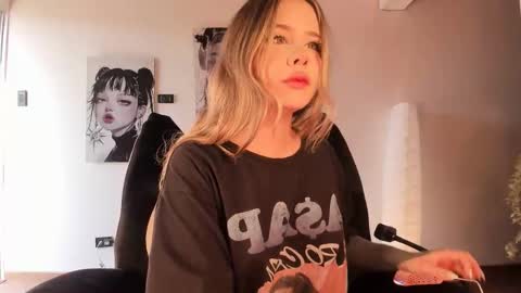 Nat  Independent model  Please help me to reach 200 thumbs up online show from March 14, 8:21 pm