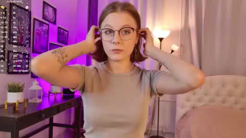 Snapshot of bubblegum_babe_ chatting on October 4, 8:13 pm Alice online show from October 4, 8:13 pm