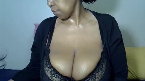 bustytessa37 online show from May 3, 4:38 am