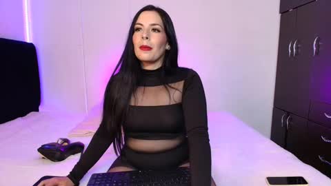 Snapshot of camii_evanns chatting on February 22, 11:32 pm Camila online show from February 22, 11:32 pm