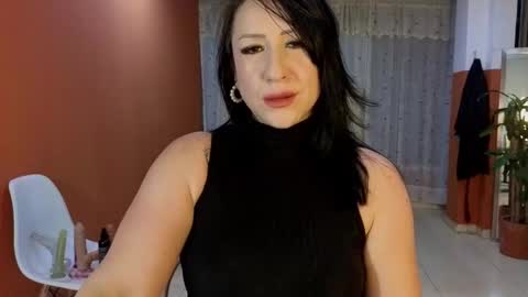 Snapshot of camil_milfdream chatting on October 17, 10:40 am Camil online show from October 17, 10:40 am