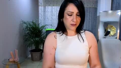 Snapshot of camil_milfdream chatting on January 23, 11:26 am Camil online show from January 23, 11:26 am