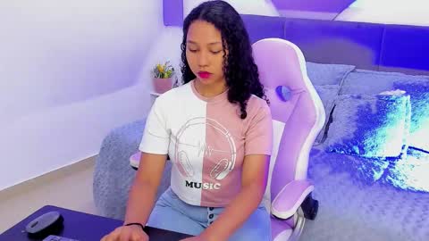 Snapshot of candy_brunette_18 chatting on October 16, 7:05 pm Candy online show from October 16, 7:05 pm
